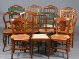 de nombreuses chaises disposées en cercle