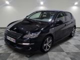 la voiture noire est garée dans le garage sur le sol en damier