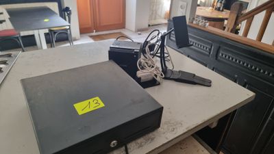 un ordinateur portable posé sur le plan de travail de la cuisine, sur lequel est collé un autocollant jaune