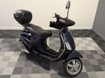 un scooter garé dans une pièce