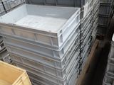 une pile de caisses posées sur une palette dans un entrepôt