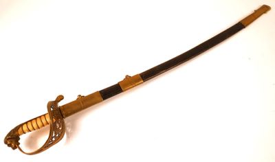 une petite épée en bois avec un manche noir sur un fond blanc