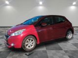 la voiture rouge est garée dans le garage sur le sol en damier