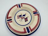 une assiette ornée d'un drapeau, posée sur une table blanche