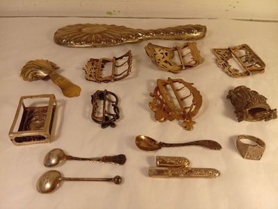 beaucoup de cuillères en argent et d'autres objets en argent sur une table