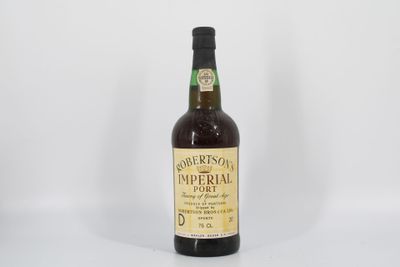 une bouteille de bière posée sur une table blanche
