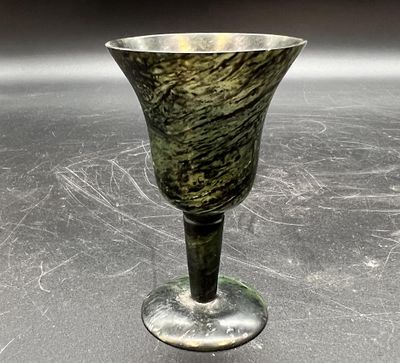 un verre posé sur une table dans la pièce