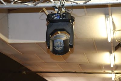 une horloge suspendue au plafond d'un immeuble