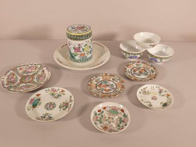 de nombreuses assiettes et bols différents sur la table