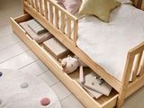 un lit avec un cadre en bois et un lit avec un matelas