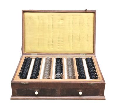 une mallette en bois contenant toute une série de bobines de différents types