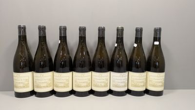 six bouteilles de vin sont alignées sur une table