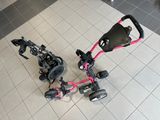 un vélo rose et noir suspendu au plafond