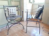 une chaise et une autre chaise posées sur un parquet en bois dur