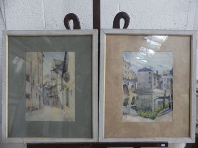 deux tableaux accrochés au mur d'une pièce