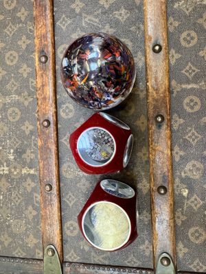 trois bols de nourriture posés sur une vieille valise