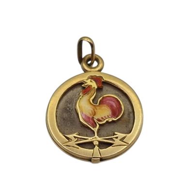 une image représentant un pendentif en or orné d'un coq