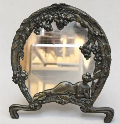 un miroir sur lequel figure l'image d'une femme allongée sur un lit