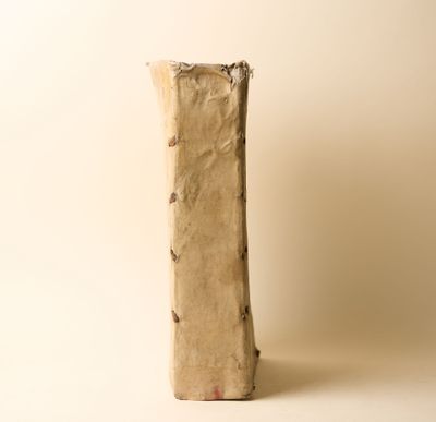 une feuille de papier posée sur une table