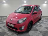 la photo d'une voiture rouge garée dans un garage