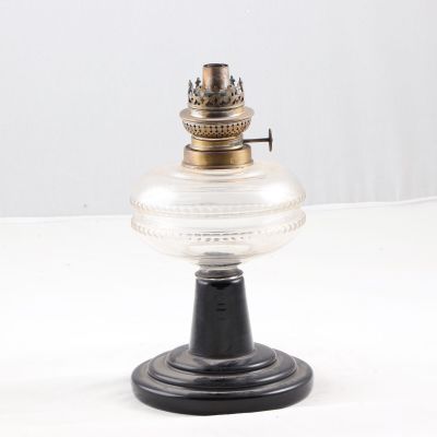 Lampe à pétrole, le pied en verre noir et la toupie en verre…