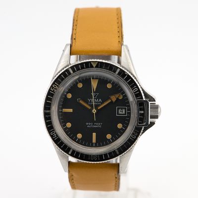 une montre exposée sur une surface blanche