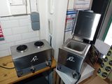 deux machines posées sur une table en bois