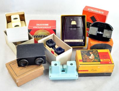 de nombreux types d'appareils photo et de boîtes posés sur la table