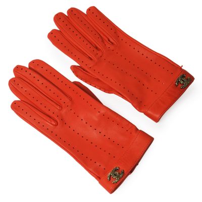 une paire de gants en cuir rouge sur fond blanc