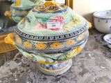 quelqu'un prend une photo d'un vase avec un miroir en arrière-plan