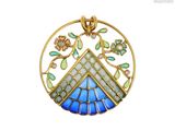 un gros plan d'un pendentif bleu et vert sur fond blanc