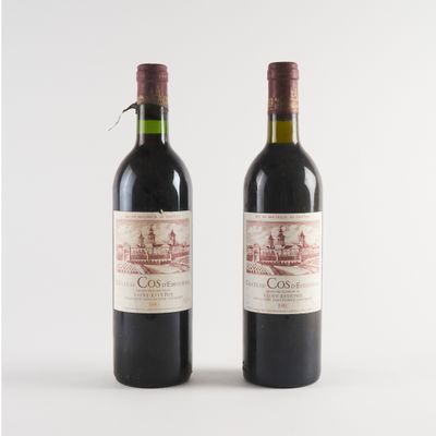 deux bouteilles de vin rouge posées l'une à côté de l'autre sur une surface blanche