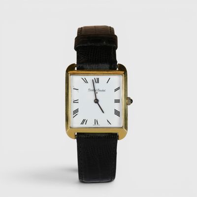 gros plan d'une montre avec des chiffres romains sur le cadran