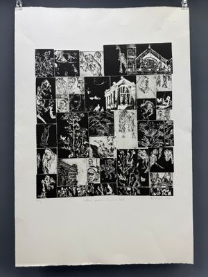 une photo en noir et blanc d'une affiche accrochée à un mur