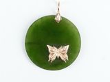 une image représentant un pendentif vert orné d'un papillon
