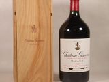 une bouteille de vin posée à côté d'une caisse en bois
