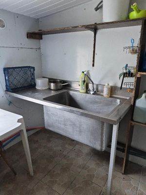 une cuisine équipée d'un évier et d'une table