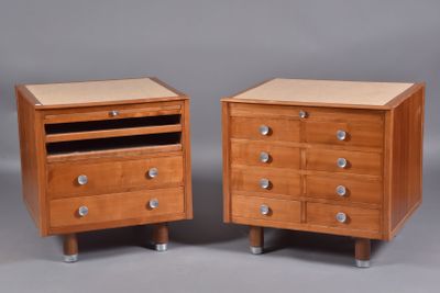 une paire de tables de chevet avec des tiroirs, placées l'une à côté de l'autre