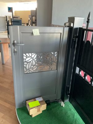une porte métallique avec un tapis vert au sol