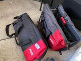 deux bagages posés par terre l'un à côté de l'autre