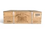 deux cartons de vin sont empilés l'un sur l'autre