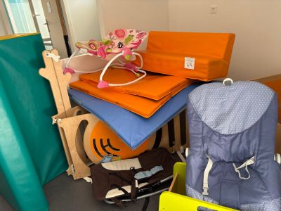 Plusieurs bagages sont empilés les uns sur les autres dans une pièce