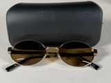 une paire de lunettes de soleil posée sur un étui noir