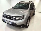 une photo d'une Dacia argentée garée dans un garage