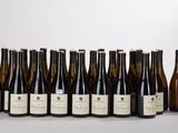 plusieurs bouteilles de vin alignées sur une table