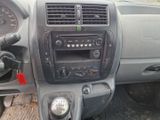le tableau de bord d'une voiture, avec une radio et un volant