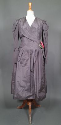 GIVENCHY 5, PARIS. Robe du soir à manches longues en soie gr…