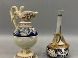 Deux vases sont posés l'un à côté de l'autre sur une table