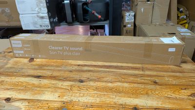 une boîte sur une table avec une télécommande dessus