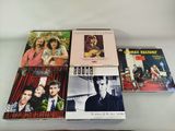 Quatre CD de styles musicaux variés sont posés sur une table